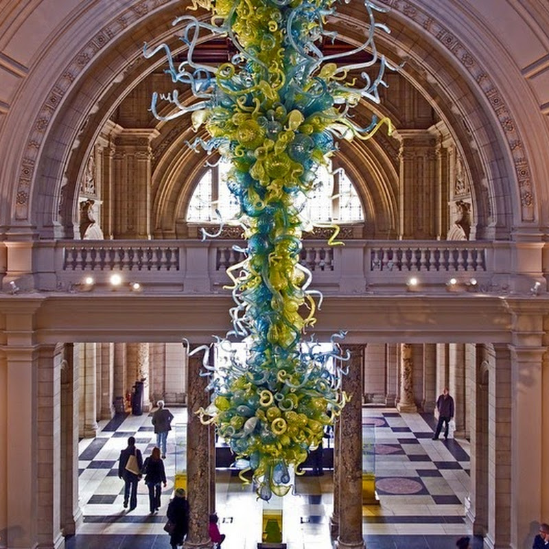 The Chandelier at Victoria and Albert Museum, London Amusing