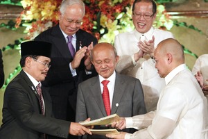 [philippines-peace-signingHP4.jpg]