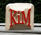 Naam en bloem Kim 
Materiaal: linde
Behandeling: geen
Afmeting: 13x5x13cm
Achtergrondinformatie: Heeft twee gesneden zijdes: naam en bloem. Was oefenstuk om te zien hoe een verhoogde naam eruit ziet, en de bloem komt uit een boek als oefenstuk. Meteen aardigheidje voor mijn dochter.