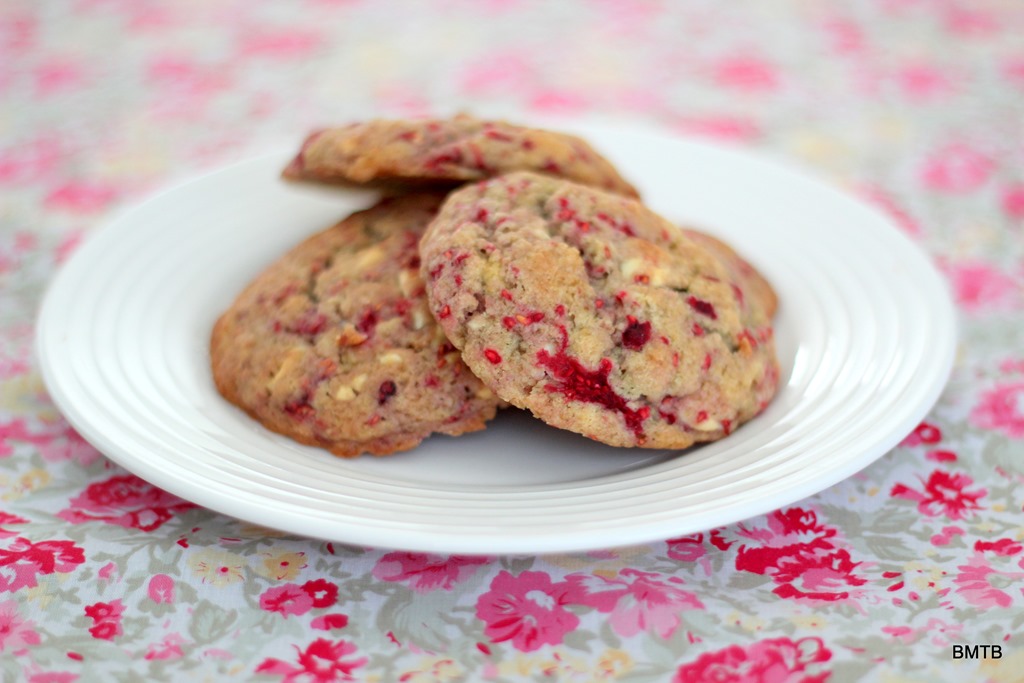 [Raspberry%2520and%2520White%2520Choc%2520Cookies%2520by%2520Baking%2520Makes%2520Things%2520Better%255B5%255D.jpg]