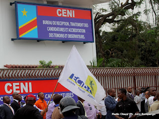 Des opposants et des journalistes le 5/9/2011 à Kinshasa, lors du dépôt de la candidature d’Etienne Tshisekedi pour la présidentielle 2011, devant le bureau de réception, traitement des candidatures et accréditation des témoins et observateurs de la Ceni à  Kinshasa. Radio Okapi/ Ph. John Bompengo