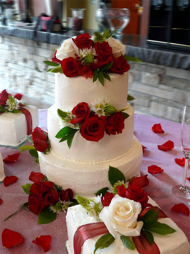 white cakered rosesjpg jpg 384x512 Wedding cake from early 2009