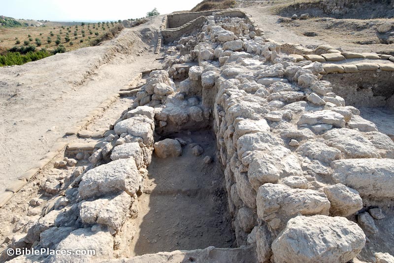 [Gezer-casemate-wall-excavations-tb07.jpg]