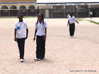 Quelques élèves quittent le centre, après l'épreuve d'examen d'Etat ce 20/06/2011 à Kinshasa. Radio Okapi/ Ph. John Bonmpengo