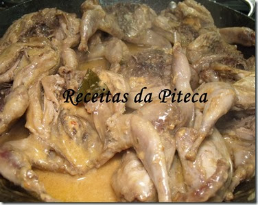 Codornizes ao molho de mil ilhas-perto Codornizes ao molho de mil ilhas-perto