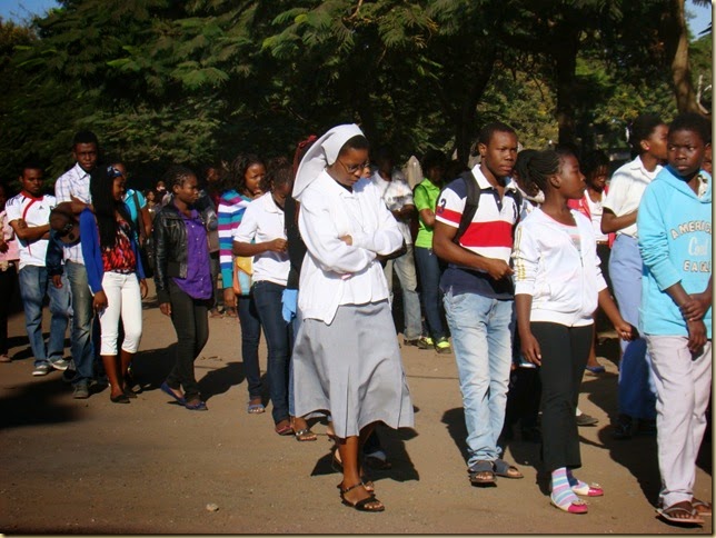Jovens presentes na procissão