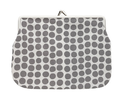 Jaettu kukkaro.  What a great little purse.  The perfect gift.  I love the dot pattern.