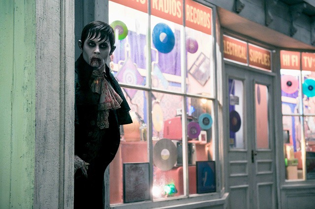 Barnabas Collins az utcán rejtőzködik