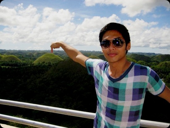 Kenneth at Bohol, fail photo opp at the Chocolate Hills