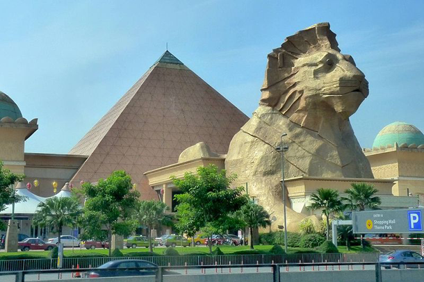 [800px-Sunway_Pyramid_front3.png]
