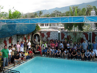 All fifty students and faculty pose behind the pool.