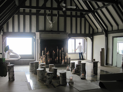 Another view of the room.