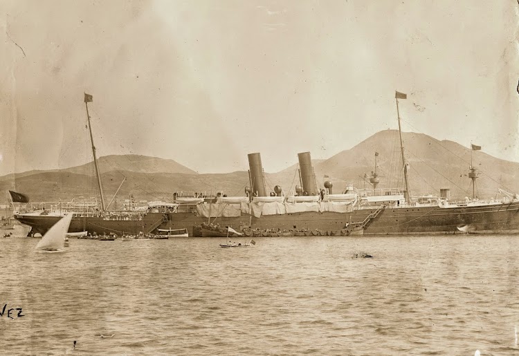 El ALFONSO XII, carboneando en el Puerto de la Luz. Viaje Real a Canarias. Archivo FEDAC.jpg