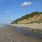 Fale są na tule silne, że zalewają ponad połowę plaży, co widać na zdjęciu.