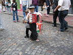 Junger Strassenmusiker