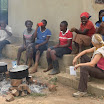 Jausenpause der Senior 4 und Senior 6 Schueler die in Bongole mithelfen.JPG