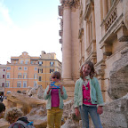 The side of Trevi fontain is the only clear place for a photo.