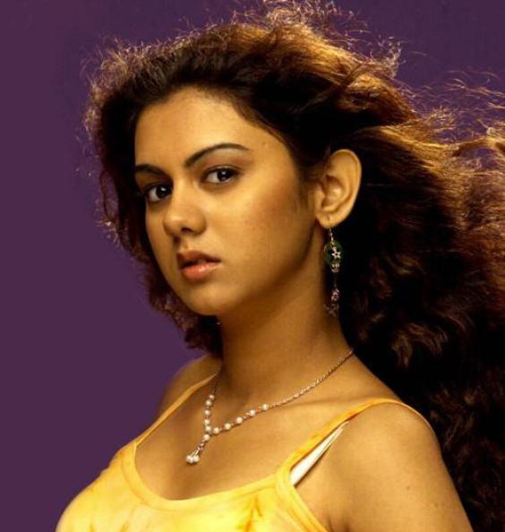 [kamna-jethmalani-wallpaper-sideview%255B3%255D.jpg]