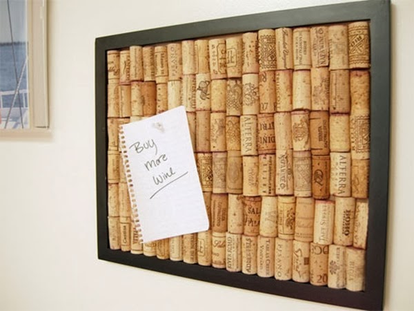 Grude rolhas de vinho numa moldura para fazer o seu próprio quadro de rolhas. moldura com rolhas de vinho