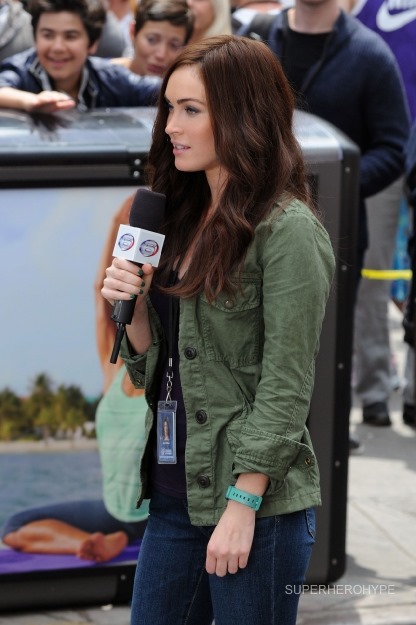 April O'Neil and Fenwick Go After a Breaking Story in Teenage Mutant Ninja Turtles Set Photos 01
