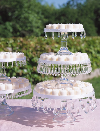 This stand glitters with gem decorations around the edges. The different bases are long, allowing room for items to hang. This stand glitters with gem decorations around the edges. The different bases are long, allowing room for items to hang.