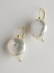 18ct gold and fresh water pearl earrings. 160.00