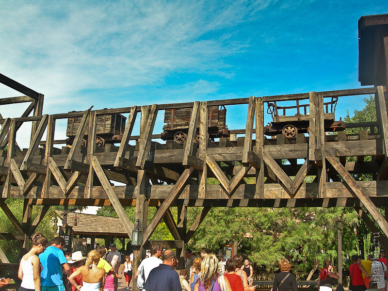 61. Порт Авентура. Port Aventura. Salou. Costa Dorada. Spain. Аттаркцион угольные шахты. Пытаемся прокатиться в вагонетках. 61. Порт Авентура. Port Aventura. Salou. Costa Dorada. Spain. Аттаркцион угольные шахты. Пытаемся прокатиться в вагонетках.