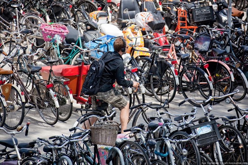 فقط في امستردام .. عدد الدراجات الهوائية يفوق عدد السكان Amsterdam-bicycles-3%25255B5%25255D