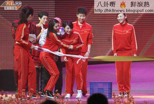 一班靚女與獎門人玩遊戲。