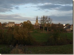 Kerniel gezien van bij het klooster van Colen. De drie canadapopulieren rechts van de kerk worden overmorgen geveld