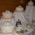 N°132-B = Decoración romántica en fondant extendido, carpeta de encaje, azahares y florcitas de pasta de goma; tul encintado.