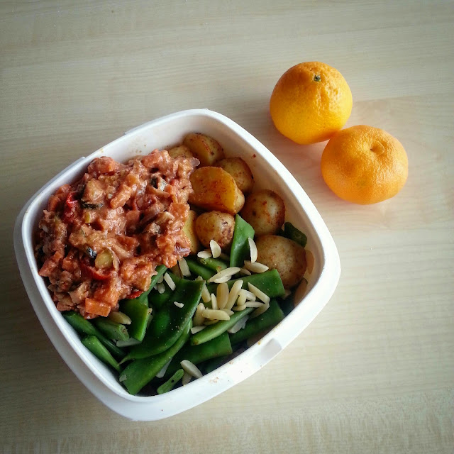Kartoffeln, grüne Bohnen mit Mandeln und veganes, rotes Pesto mit Gemüse