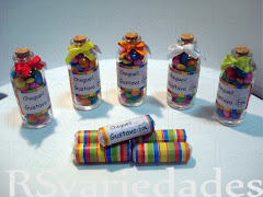 1-  Vidrinho personalizado
    : R$ 3,80 - personalizado cheio / cento: R$350,00
    : R$ 2,80 - personalizado vazio / cento: R$250,00
    : min. 40 unids para ambas as opções.
    : Medidas= 8x3cm.
    : Capacidade= 40ml
    : Acompanha tag + lacinho em cetim.
    
    2- Balinha
    : R$1,20 unid (min. 40 unids).
    : Cento: R$110,00.
    : Pedidos em múltiplos de 20 (40, 60, 80, 100, etc.).
    : Utilizamos a balinha Mini-mentos 5 unids.