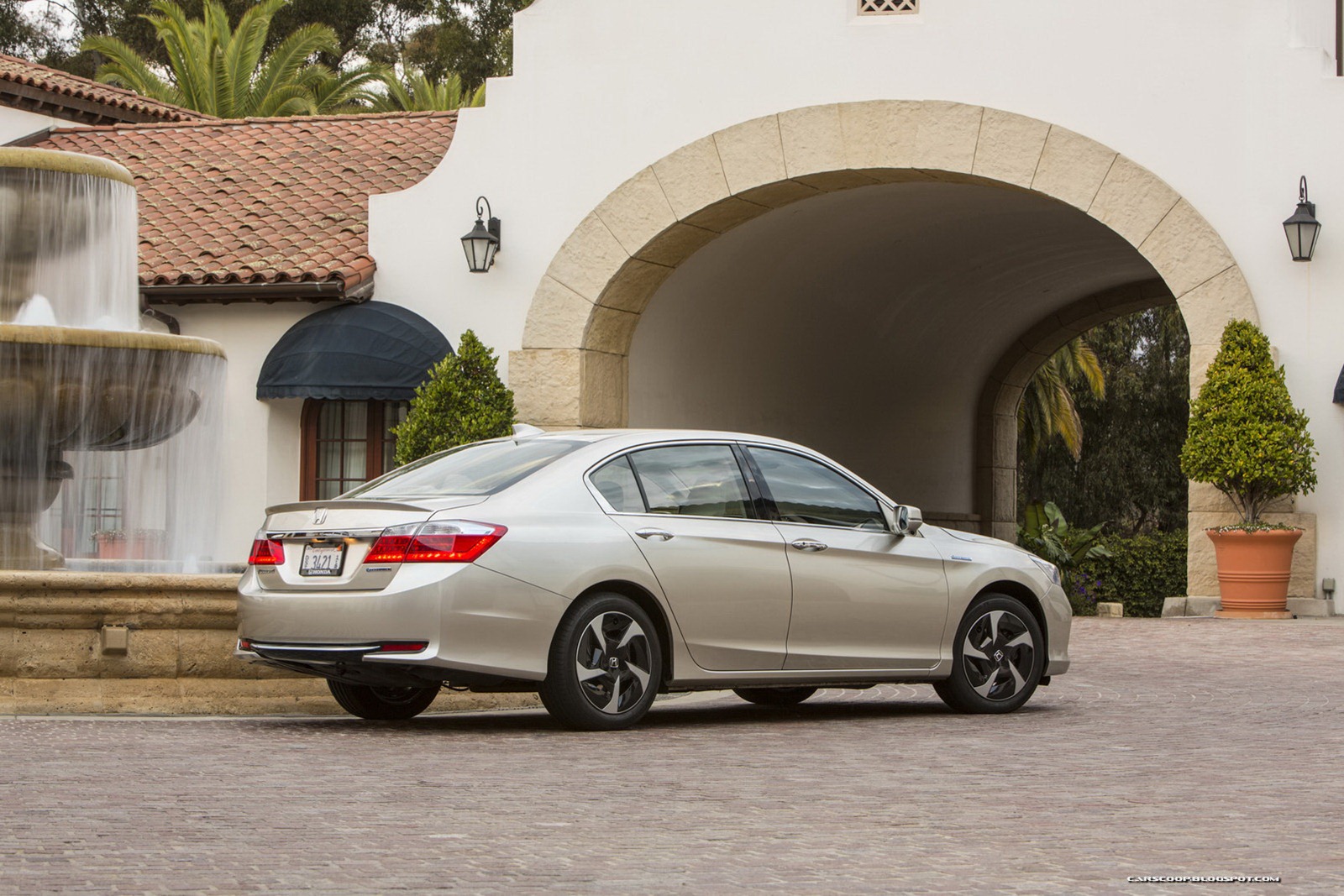 [2014_Honda_Accord_PHEV_214_%255B2%255D.jpg]