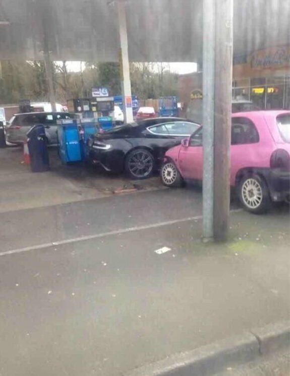 [Crash-Aston-Martin-%2523%255B3%255D.jpg]