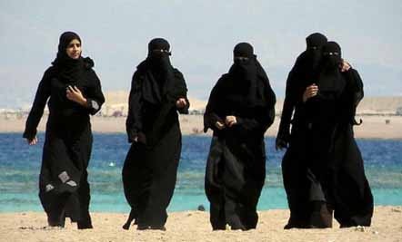 [arab_girls_on_beach6.jpg]