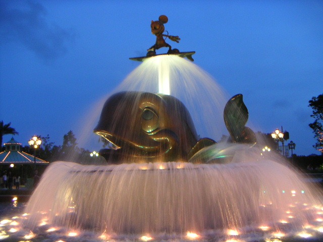 [Hong-Kong-Disneyland-Fountain4.jpg]