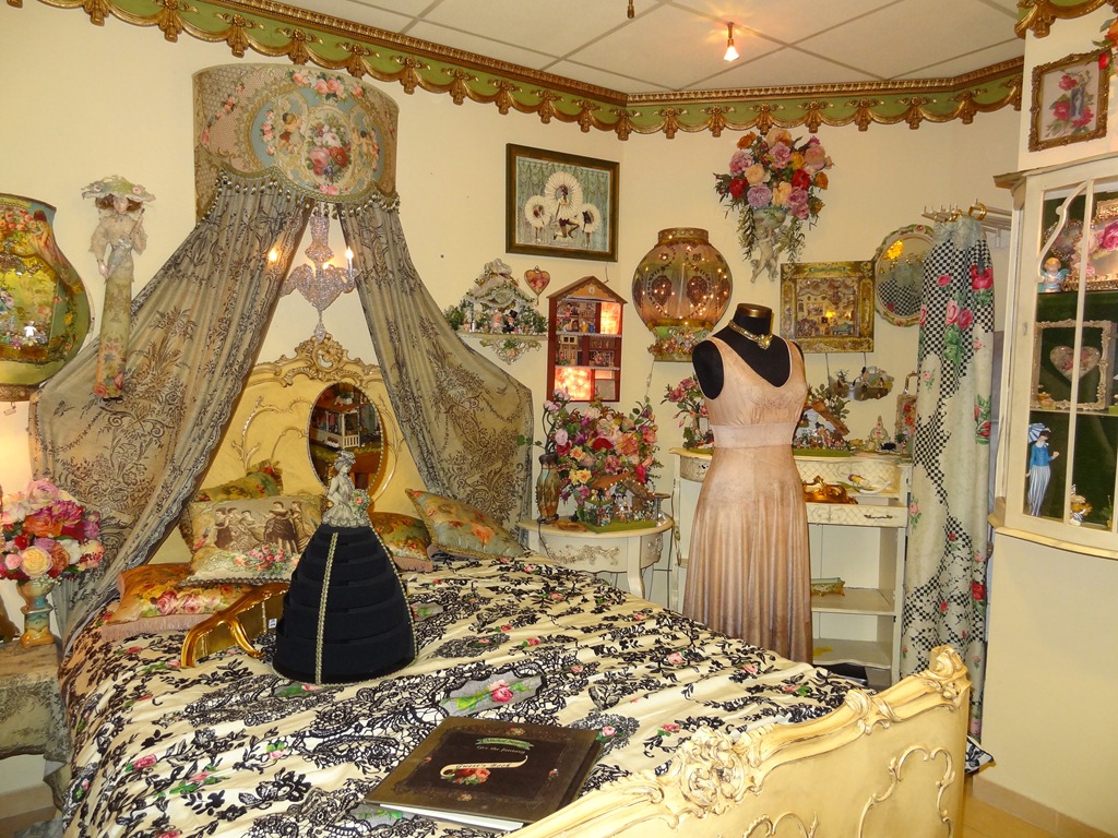 [2012-10-04%2520Jewelry%2520Factory%2520Tour%2520Family%2520003%255B4%255D.jpg]