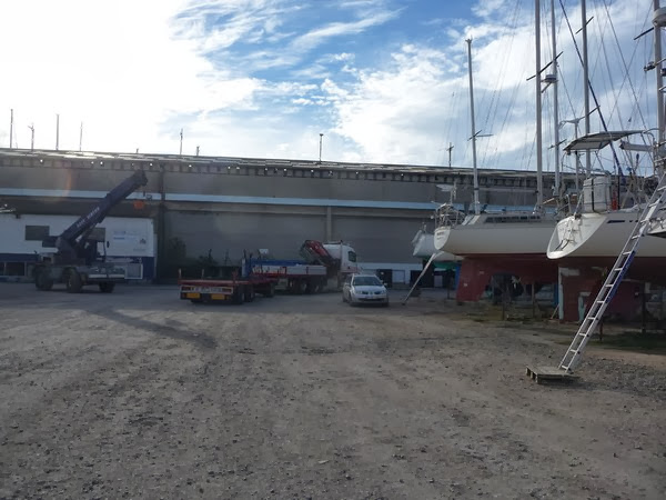 Le camion grue à Port Saint Louis du Rhône