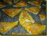 Triangolini di pastasfoglia con mortadella e semi di sesamo (7)
