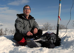 Sedeti v snegu je zabavno./ Siting in the snow is fun .