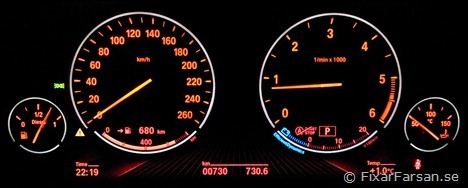 Röd-instrumentbelysning-kall-BMW-525xd-2012