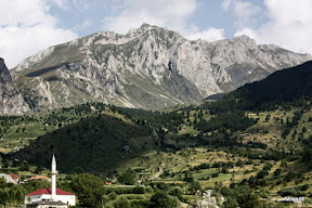 Najvišje ležeče vasi v Albaniji in korabsko gorovje v ozadju. Vas Radomirë in Veliki Korab v ozadju. 2753m.