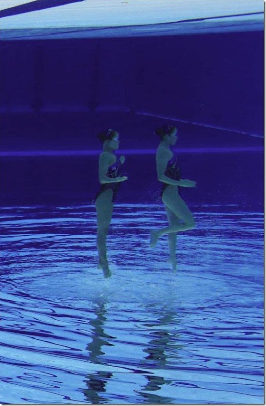 synchronized-swimmers-underwater-12