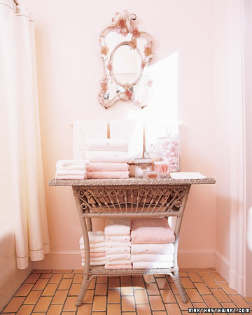 Martha's bathroom is such a pleasing shade of pink.(marthastewart.com)