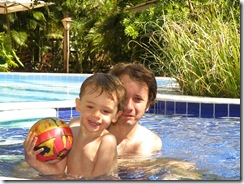 1ano 7 meses na piscina com o papai (5)