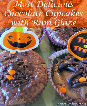 Easy and delicious chocolate cupcakes with 6 basic ingredients Easy and delicious chocolate cupcakes with 6 basic ingredients