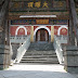 Pic Dailuo : entrée du temple