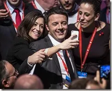 Una ragazza si fa un selfie con Matteo Renzi