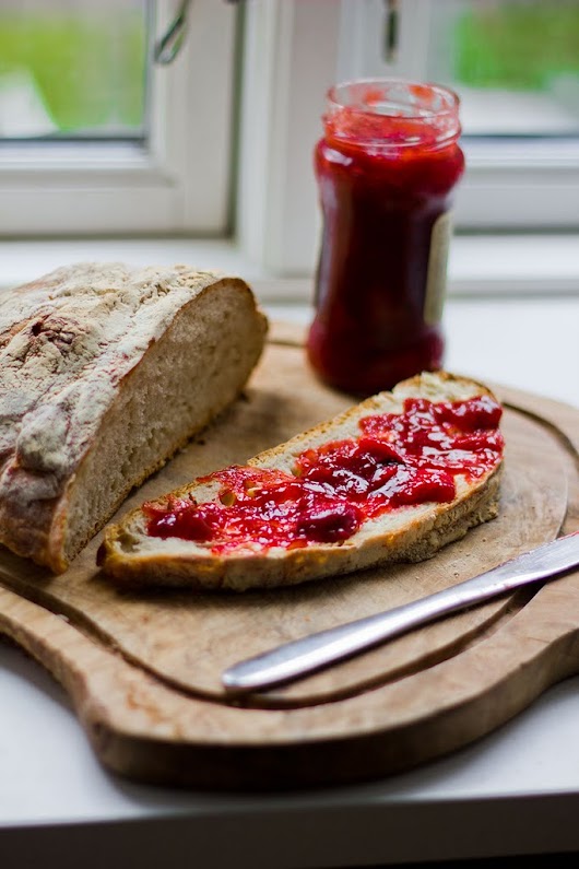 Jordbær-rabarber-marmelade og et virkelig lækkert brød